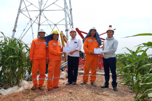 Điện lực Nam Định tặng quà động viên 2 tổ xung kích tham gia hỗ trợ dự án đường dây 500kV mạch 3