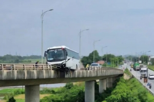 Bắc Ninh: Xe ô tô khách mất lái treo lơ lửng trên cầu Bình Than