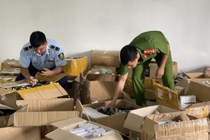 Tạm giữ hơn 2.000 sản phẩm mỹ phẩm có dấu hiệu nhập lậu