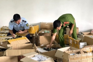 Tạm giữ 2.121 sản phẩm mỹ phẩm có dấu hiệu nhập lậu