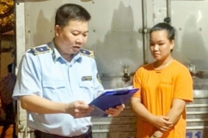 Thu giữ gần 1.000 sản phẩm quần áo không rõ nguồn gốc, xuất xứ