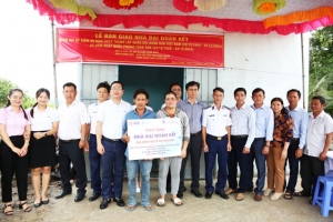 Bộ Tư lệnh Vùng Cảnh sát biển 3 trao “Nhà đại đoàn kết” và tặng quà cho các hộ gia đình chính sách