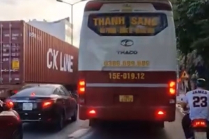 Phạt lái xe ô tô khách đi vào phần đường dành cho xe 2 bánh