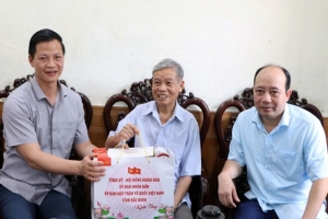 Lãnh đạo tỉnh Bắc Ninh thăm, tặng quà gia đình chính sách