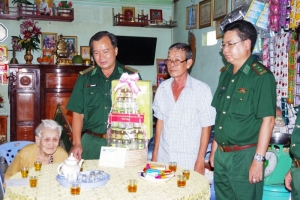 Bộ đội biên phòng tỉnh An Giang thăm, tặng quà Mẹ Việt Nam anh hùng