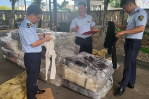 Tạm giữ số lượng lớn trang phục nữ có dấu hiệu nhập lậu