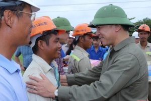 Bí thư Tỉnh ủy Thanh Hóa thăm kỹ sư, công nhân đang thi công tại Dự án đường dây 500kV mạch 3