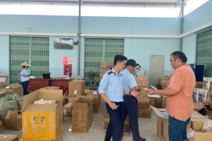 Tạm giữ hơn 7.000 sản phẩm hàng hóa tiêu dùng các loại không rõ nguồn gốc