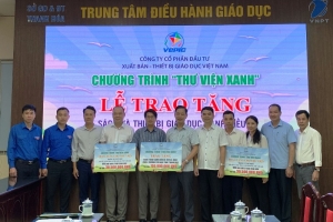 Trao tặng tủ sách và thiết bị cho các trường học vùng đặc biệt khó khăn tại Thanh Hóa