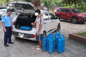 Thu giữ 27 bình kim loại nghi là chứa khí N2O