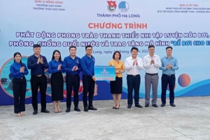 Phát động phong trào thanh thiếu nhi học bơi phòng, chống đuối nước và trao tặng mô hình “Bể bơi cho em”