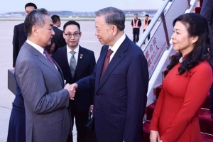 Sân bay quốc tế Bắc Kinh rực rỡ cờ hoa chào đón Tổng Bí thư, Chủ tịch nước Tô Lâm và Phu nhân