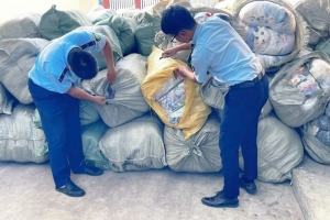 Phát hiện, tạm giữ 8,4 tấn quần áo không rõ nguồn gốc, xuất xứ