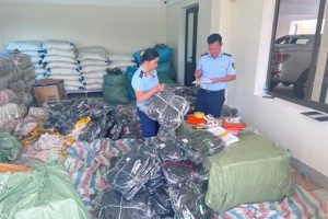 Phát hiện số lượng lớn quần áo, dép trẻ em và balo học sinh không có hóa đơn, chứng từ