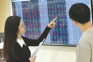 Bộ 3 trụ cột gồm bank - chứng - thép đảo chiều khởi sắc giúp thị trường hồi phục, cổ phiếu APH bị bán tháo