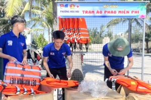 Đà Nẵng:Trạm áo phao miễn phí tại bãi biển đẹp nhất hành tinh