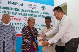 Nutifood hỗ trợ sữa dinh dưỡng cho người lớn tuổi khó khăn