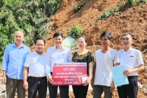 Lạng Sơn: Agribank Tràng Định hỗ trợ 20 triệu đồng cho gia đình bị thiệt hại do sạt lở đất