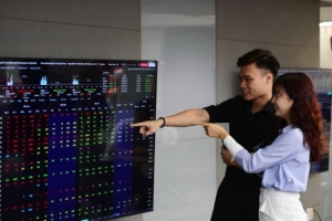 Chứng khoán phiên sáng 28/8: Bán mạnh cổ phiếu bất động sản, VN-Index đảo chiều giảm
