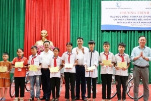 Trao học bổng, xe đạp cho trẻ em có hoàn cảnh đặc biệt khó khăn tại Thanh Hóa