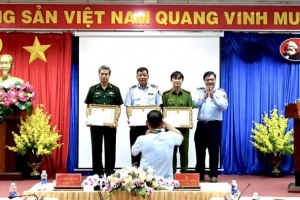 Cà Mau: Trao tặng Bằng khen cho tập thể, cá nhân có thành tích xuất sắc trong công tác chống buôn lậu, GLTM và hàng giả