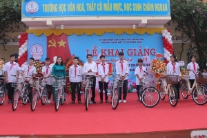 Hội Chữ thập đỏ tỉnh Thanh Hóa trao quà cho học sinh có hoàn cảnh khó khăn nhân dịp năm học mới