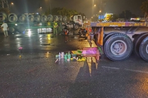 2 con gái tử vong, mẹ thương nặng sau va chạm với xe container