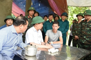 Phó Thủ tướng thăm hỏi, chia buồn với gia đình nạn nhân vụ sạt lở làm 4 người tử vong