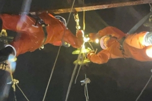Công nhân Điện lực miền Bắc trắng đêm khắc phục sự cố điện do bão Yagi