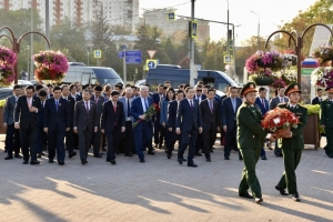 Chủ tịch Quốc hội Trần Thanh Mẫn dâng hoa tại Tượng đài Chủ tịch Hồ Chí Minh ở Moscow