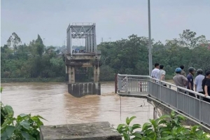 Có khoảng 10 ô tô, 13 nạn nhân rơi xuống sông trong vụ sập cầu Phong Châu