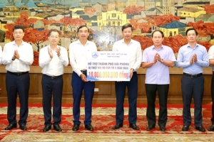 Đoàn công tác của TP. Đà Nẵng đã trao hỗ trợ thành phố Hải Phòng 10 tỷ đồng khắc phục hậu quả cơn bão số 3