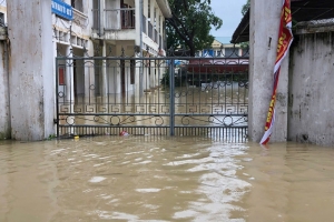 Bắc Giang: Nước sông lên cao, nhiều trường học tiếp tục cho học sinh tạm nghỉ học