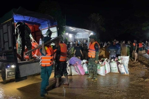Vỡ đê sông Lô ở Tuyên Quang: Hàng trăm người thức trắng đêm để vá đê
