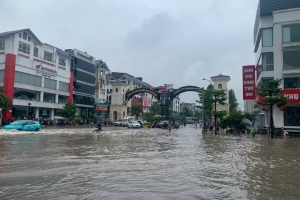 Trọng tâm mưa dịch chuyển xuống Hà Nội, nhiều khu vực ngập sâu trong biển nước