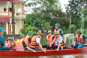 Lực lượng vũ trang Thanh Hóa duy trì nghiêm ứng trực 24/24, hỗ trợ các hộ dân bị ảnh hưởng bởi mưa lũ