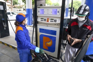 Giá xăng dầu lao dốc: Xăng RON 95 chỉ còn hơn 19.000 đồng/lít, dầu diesel giảm 930 đồng/lít