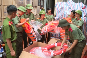 Công an tỉnh Thanh Hóa cấp phát trang thiết bị phòng, chống mưa bão cho Công an các đơn vị
