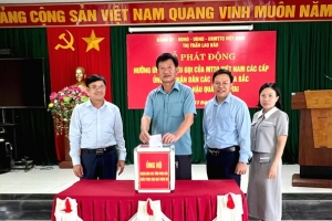 Lãnh đạo, nhân dân thị trấn Lao Bảo sẻ chia với người dân vùng lũ phía Bắc