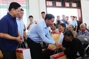 Chủ nhiệm Ủy ban Kiểm tra Trung ương Trần Cẩm Tú thăm, động viên, tặng quà Nhân dân tỉnh Bắc Ninh bị ảnh hưởng bởi bão số 3