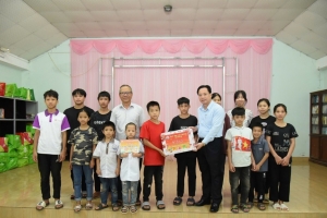 Phó Bí thư Thường trực Tỉnh ủy Lạng Sơn thăm, tặng quà trẻ em nhân dịp Tết Trung thu