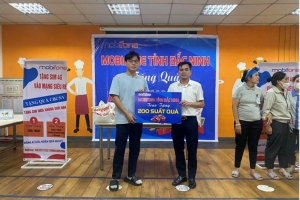 MobiFone trao tặng hàng trăm phần quà tận tay người lao động, hỗ trợ dạy học trực tuyến mùa bão lũ