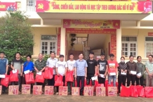 Hội Doanh nhân trẻ tỉnh Quảng Trị trao hỗ trợ người dân bị ảnh hưởng của cơn bão số 3