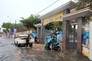 Đà Nẵng cho học sinh nghỉ học vì mưa lớn