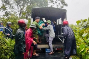 Hà Tĩnh: Mưa lớn kèm lốc xoáy khiến hàng chục ngôi nhà bị tốc mái