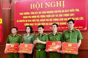 Công an Thanh Hóa trao thưởng cho các cá nhân có thành tích xuất sắc trong đấu tranh phòng, chống tội phạm