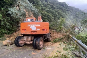 Hà Tĩnh: Thông xe tuyến Quốc lộ 8A sau sự cố sạt lở đất