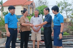 Trạm Kiểm tra tải trọng xe Quảng Ninh: Trao kinh phí hỗ trợ viên chức, người lao động bị ảnh hưởng của bão số 3
