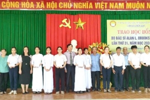 Tam Kỳ trao 49 suất học bổng do bác sĩ Alan L.Brooks tài trợ