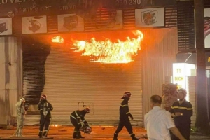 Hà Nội: Cháy lớn trong cửa hàng bán dụng cụ làm vườn tại Long Biên